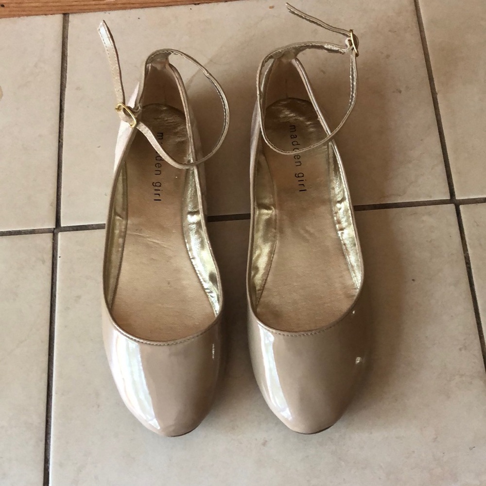 NWOT Madden tan flats